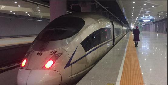  穿越霧霾區(qū)的高鐵，塵埃布滿整個(gè)車身